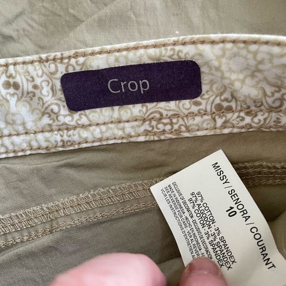 Gloria Vanderbilt Crop capris size 10- khaki. 22” inseam. Cinch ribbon hems - Picture 5 of 6